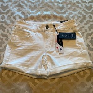 New with tags American Eagle white shorts size 6.